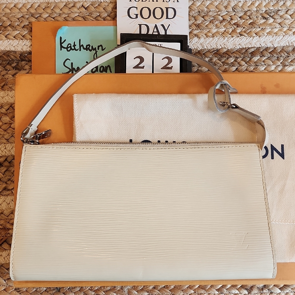 EXCELLENT Louis Vuitton Epi Pochette LV Accessories BAG IVORY OFF WHITE
